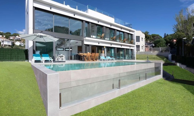 Sant Pol De Mar Apartamento | NEW: Villa Costa Barcelona BEACH 2 infinity pools!
