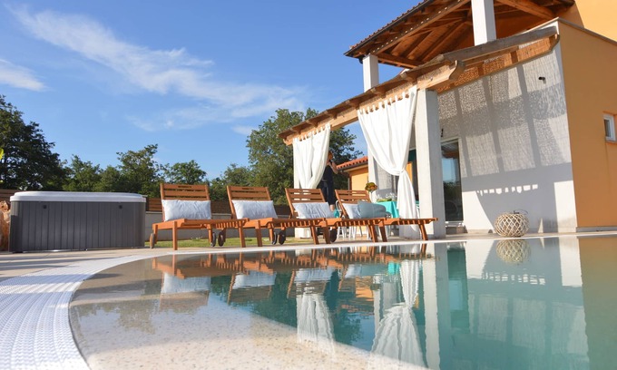 Gulici Villa | Nueva villa con piscina e hidromasaje en las afueras de la ciudad de Poreč