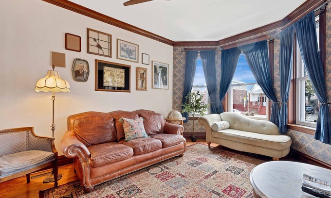 Berwyn Condominio | NEW! Vintage 3 Bed Condo in Chicagolands Trendy Berwyn by AllSet Turnover
