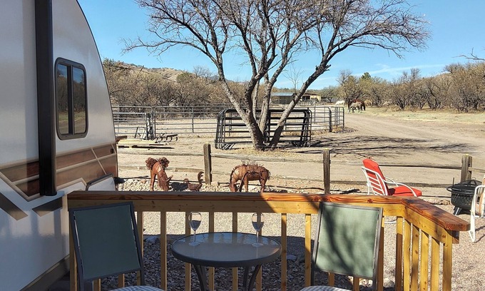Sonoita Casa | New Vintage Trailer on 40 acre horse ranch close to wineries and fun outings.