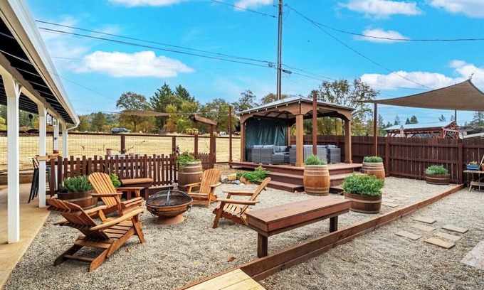 Murphys Casa | Williams St ~NEW Vintage Vine House & Retreat, walk to Main St!