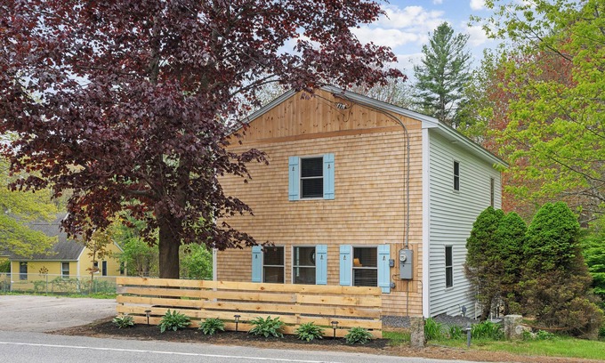 Kennebunk Casa | New--Walk to Dock Square, 1.2 Mi to Gooch's Beach -- Pine Tree Place