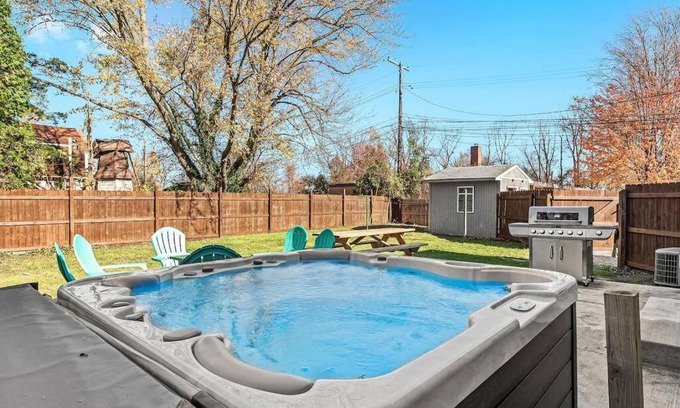 Anchorville Apartamento | New! Warm & Cozy 3BR w/Hot Tub, Firepit & BBQ!