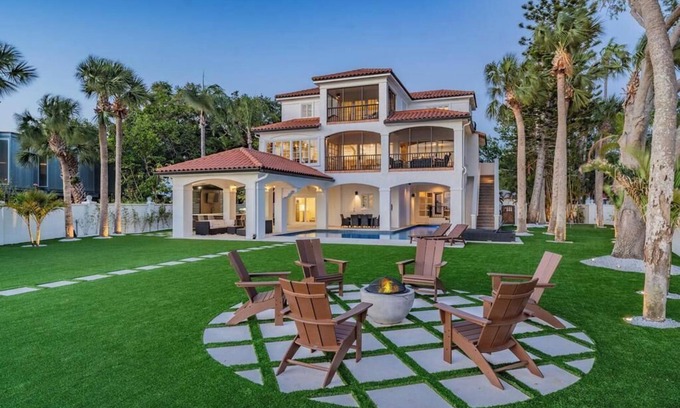 Palm Harbor Casa | NEW Waterfront 6 bedroom home with large pool and luxurious outdoor living area!
