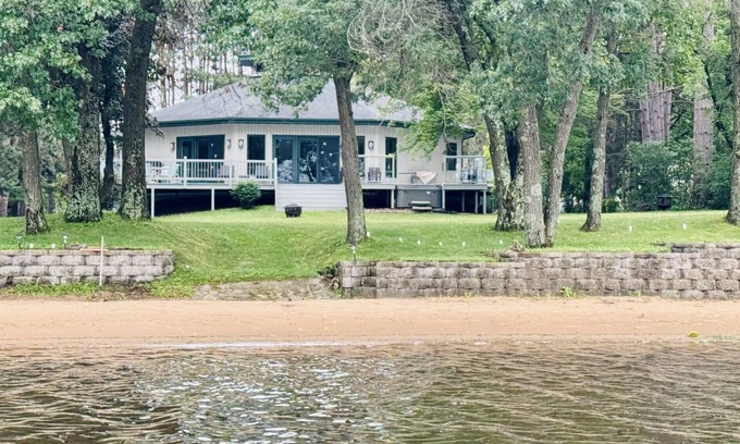 Necedah Casa | New Waterfront Listing- Castle Rock Lake, Hot Tub, Sand Beach, Central Wisconsin