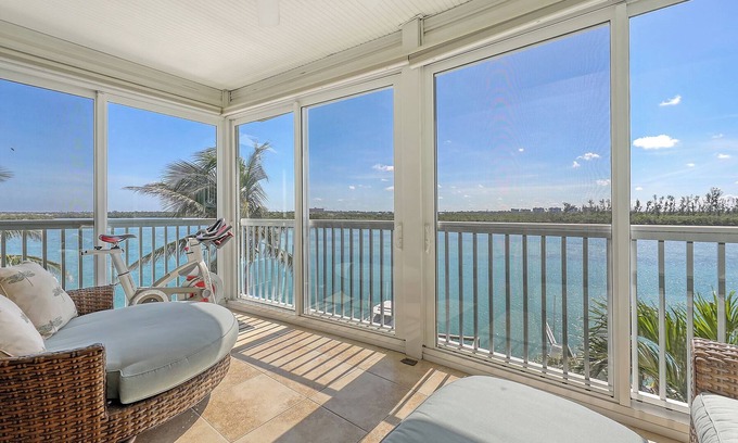 Siesta Key Casa | NEW! Waterfront Luxury Siesta Key w/Dock, Pool