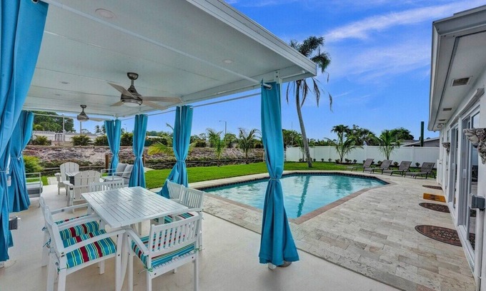 Golfview Harbor Casa | *NEW* Waterfront Tropic Oasis: Pool / Canal / Dock / Air Hockey!