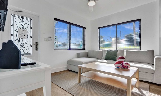 North Beach Apartamento | New Waves on Walnut 1