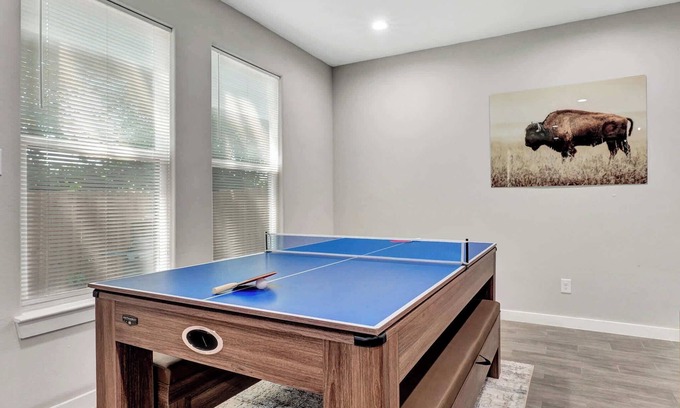 Waxahachie Casa | New* Waxahachie 4Bd Walk Up, BackYard Oasis, 10 Mi to BS&W & Nolan University. G