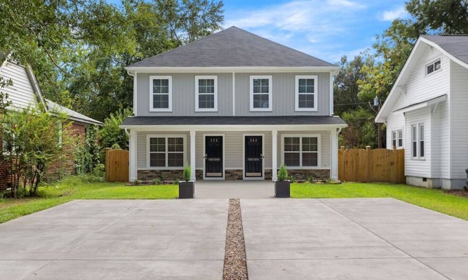 Columbia Casa | *New* WeCo Duplex | 8 BR, 75" TVs | Sleeps 16