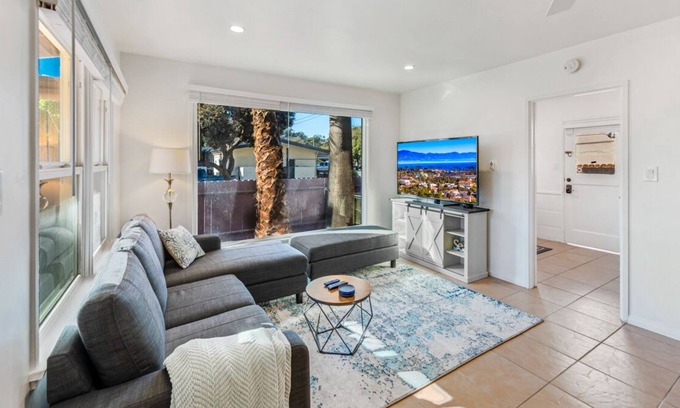 Lower State Casa | NEW! West Beach Bungalow