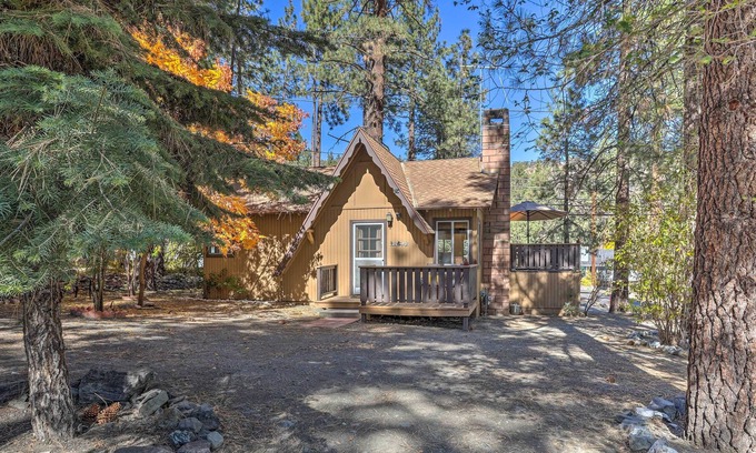 Wrightwood Cabina | Whimsical Pinecone Cottage w/ Fire Pit & Deck