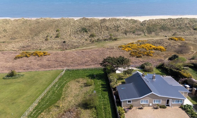 Winterton-on-Sea Casa | *NEW* White Horses, front-line Sea Views. Pet-Friendly. Walk to the Beach & Pub!