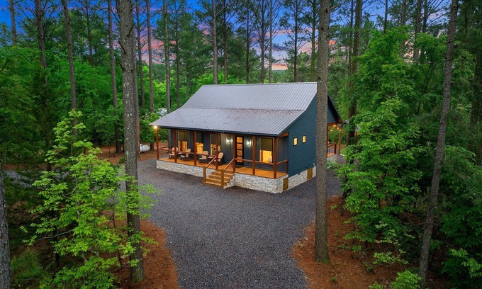 Broken Bow Cabina | New*Yippee-Ki-Yay*Heart of Hochatown*Walk to Mt Fork Brewery*Firewood Provided