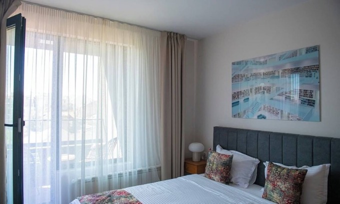 Sofia Apartamento | New York: A spacious modern apartment with parking