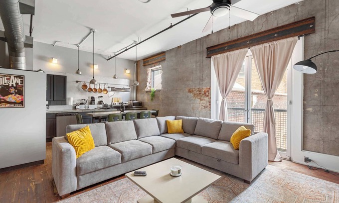 Central City Apartamento | New York Style Flat| Covered Parking| Sleeps 8| DT
