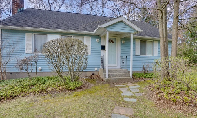 Newtonville Apartamento | New York Vacation Rental ~ 7 Mi to Albany