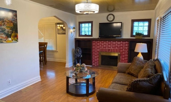 North Chicago Casa | New Your Home Away From Home! - Near Great Lakes Naval Base!!
