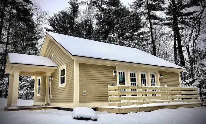 Eastern Vermont Casa | ✪New✪A modern farmhouse cottage near Stowe, VT!