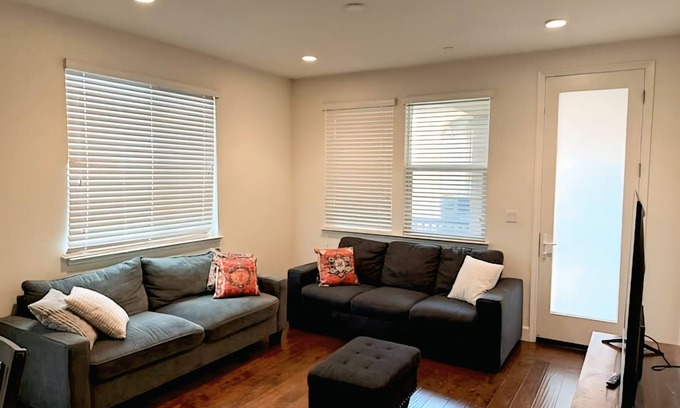 Newark Condominio | Newark Escape-Clean, Quiet & Fully Equipped Free WiFi, AC & Easy Parking
