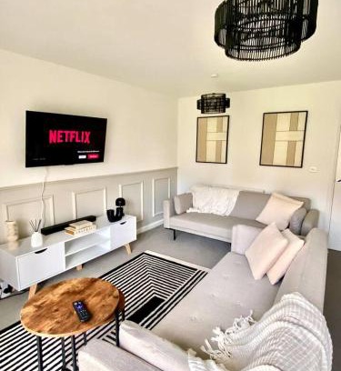Newcastle-upon-Tyne Casa | Newcastle Spacious 3-bedroom Semi-detached House with Parking, Sleeps 8, by URBAN PINNACLE STAYS