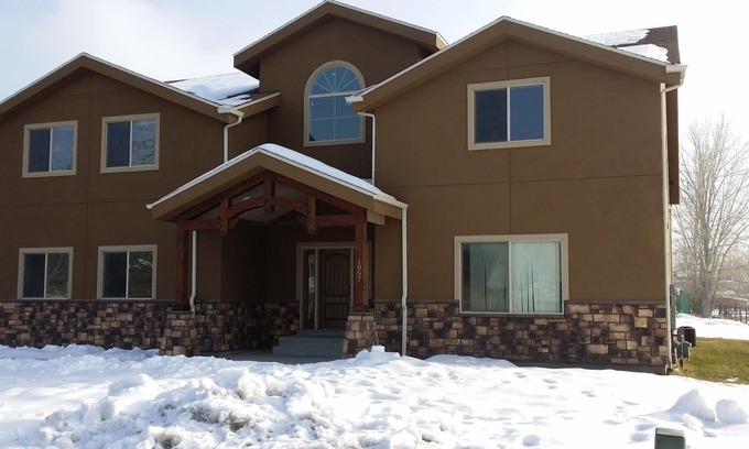 West Bountiful Apartamento | Apartamento más nuevo de 2000 pies cuadrados Trae tus mascotas y juguetes