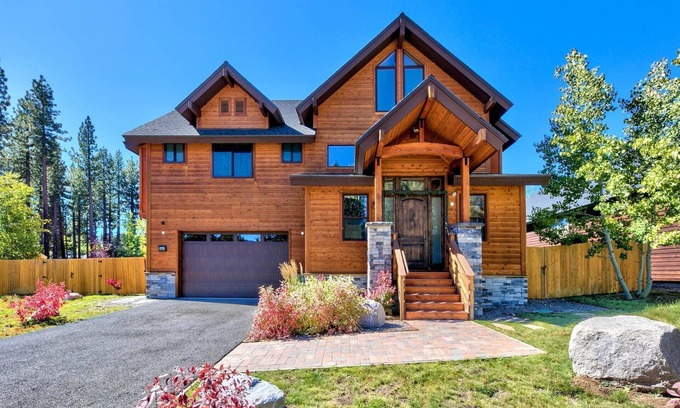 Mountain View Estates Cabina | Newer 5Br Mountain Home, Hot Tub, Walk-to-Trails, 9 Beds, Game Room, Dog Friendly and Fenced