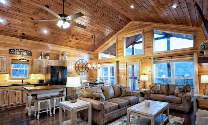 Gatlinburg Cabina | Newer Construction! 2 Bedroom Luxury Cabin- 1 Mile from Downtown