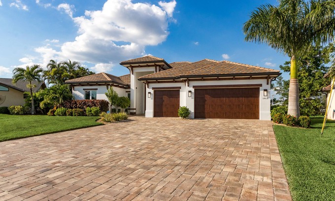 Pelican Casa | Newer Construction Villa, Modern Furnished, Huge Pool&Lanai, Gulf Access, WiFi