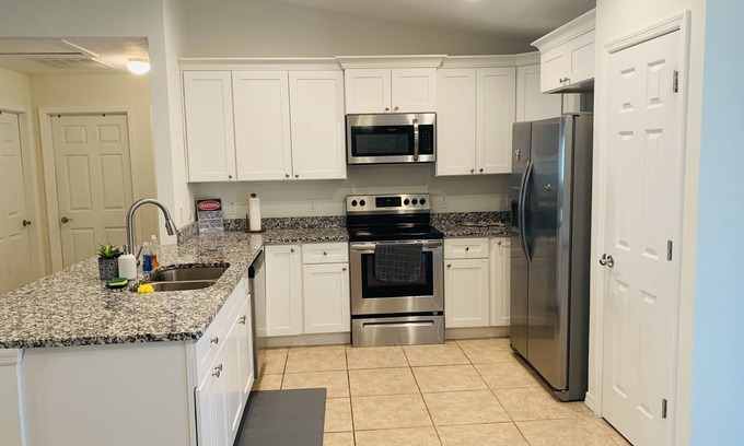 Dunnellon Casa | Newer & Cozy close to Rainbow River home with 3bd 2ba & private parking.