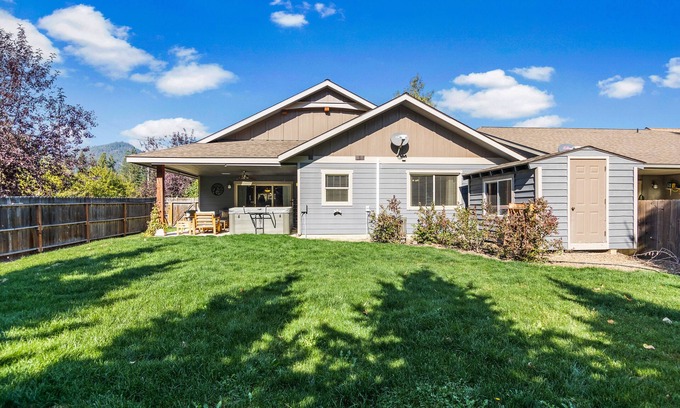 Sandpoint Casa | Newer home with private hot tub, great back patio, fireplace & AC - near skiing