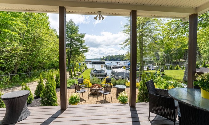 West Alton Casa | NEWER LAKEFRONT- 4 season home sleeps 6