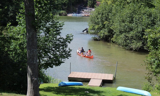 Athens Casa | Nueva cabina Lakefront Log w / preciosa vista al agua, 3-4 Br, más buhardilla, Catskills