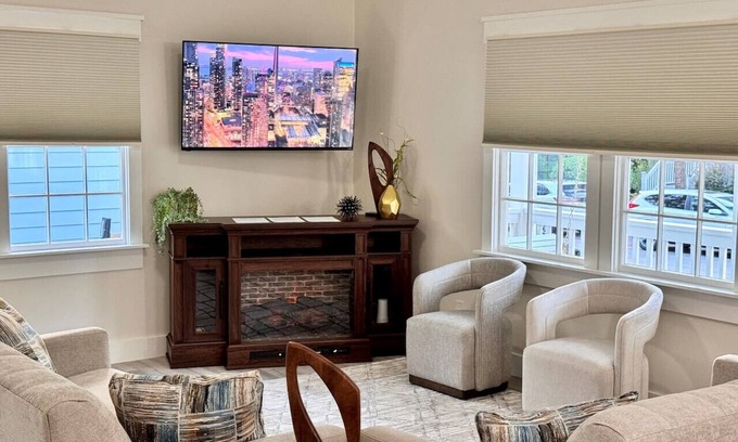 The Bluff Casa | Newest Cottage Downtown. Pets are allowed