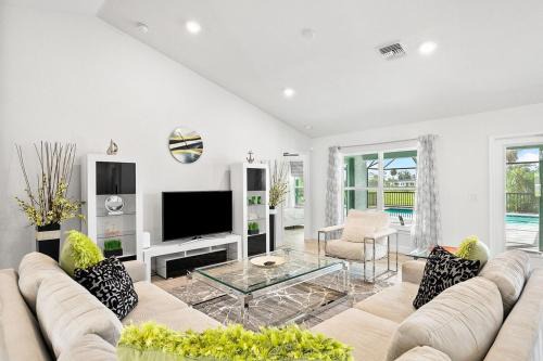 Oakland Hills Casa | Newley Built Heated Pool Golf course Views