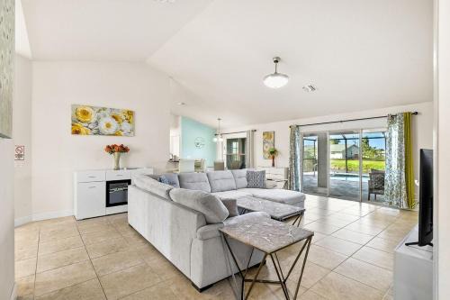 Oakland Hills Casa | Newley Built Oasis Heated Pool Waterfront retreat