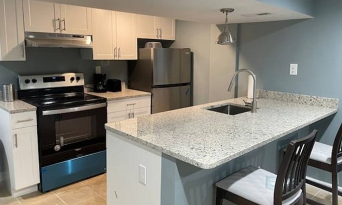 Stonewood-Pentwood-Winston Apartamento | Newley Renovated, modern and cozy, close to Baltimore and Towson!