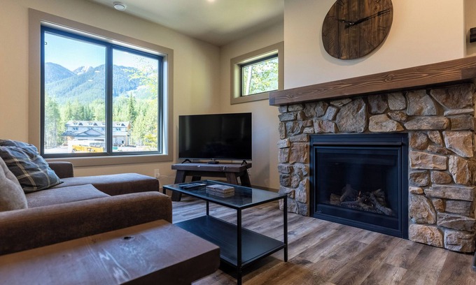East Kootenay Chalet De Esquí | Newly Built 2 Bedrooms. Sleeps 4 Adults. AC