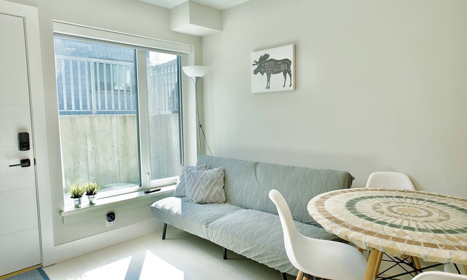 Fraserview Casa | Newly Built 2BR, 15 Min to Airport, 20 Min to DT