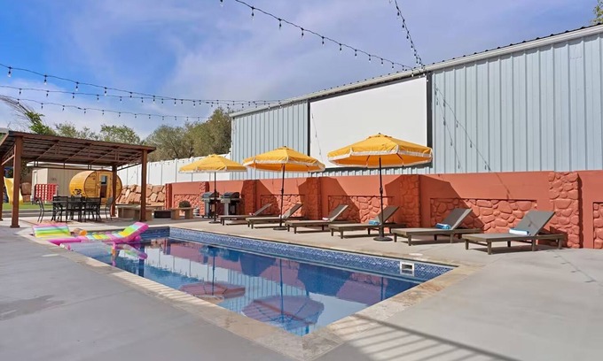 Colorado City Apartamento | Newly Built 3BR/2BA Full of Amenities: Pool, Hot Tub, Sauna, 1 hr to Zion