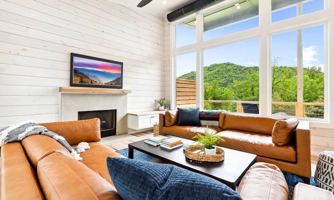 Clayton Casa | ⛰️ Newly Built Alpine Cabin 2023 - Mountain Views + Walk To Town - Hot Tub