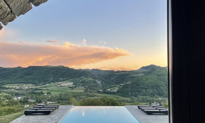 Cartosio Casa | Casa de piedra auténtica de nueva construcción con piscina infinita