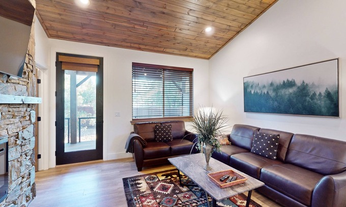 Torreon Condominio | Newly built condo with gas fireplace, mountain views, deck, central AC