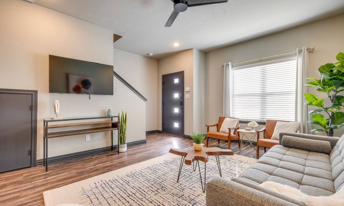 College Station Condominio | Newly Built 'Corner Hideaway' 3 Mi to Texas A & M
