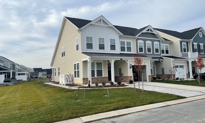 Long Neck Casa | Newly built end unit townhouse with Pond views in The Peninsula!