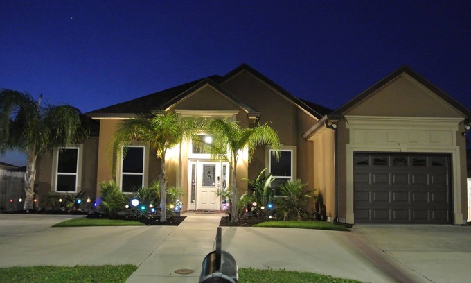 Little Woods Casa | NEWLY Built/Gated/Luxurious N Upscale/Spacious 3,000 Sqft/Kingsizes/2 Living Rm.