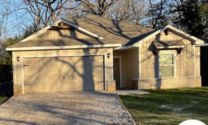 Murchison Casa | Newly built home . Minutes from Canton !