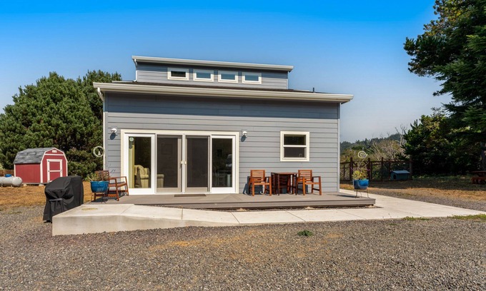 Cleone Casa | Newly built home near beach with deck, large yard, WiFi, & ping-pong - dogs OK