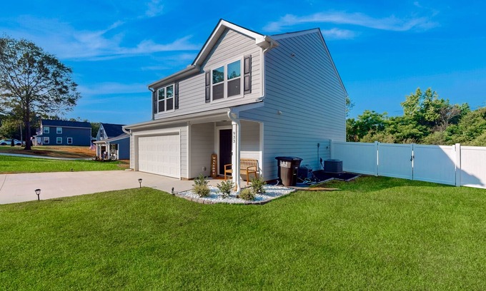 Anderson Casa | Newly built house with private putting green, fenced in yard + dog friendly