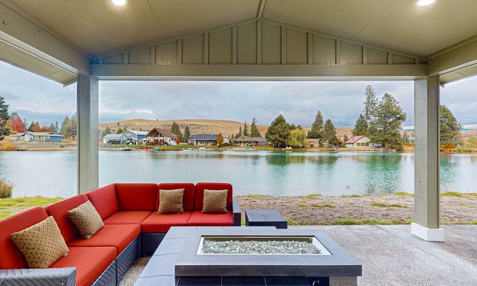 Cle Elum Casa | Newly-built lakefront home with fire pit, grill, & lake access